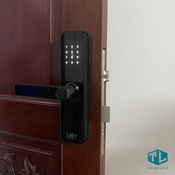 Khóa Vân Tay Cửa Gỗ Laffer LX08 11 Lắp đặt khóa vân tay Laffer LX08 cho cửa gỗ chung cư tại TP.HCM
